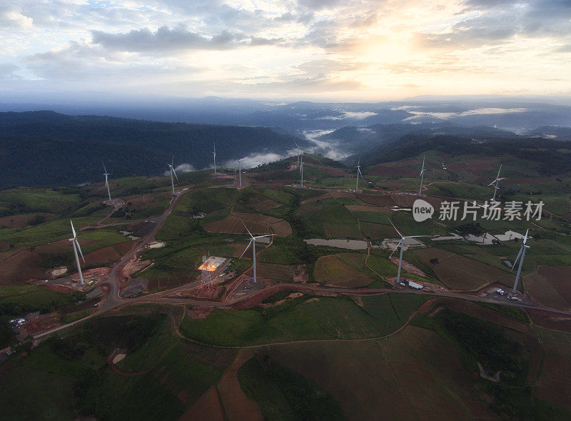 鸟瞰图(无人机拍摄)的风车或风力涡轮机的山在碧差汶，泰国