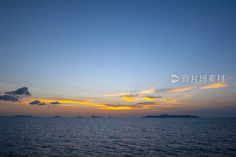 岛屿和海面上的日落