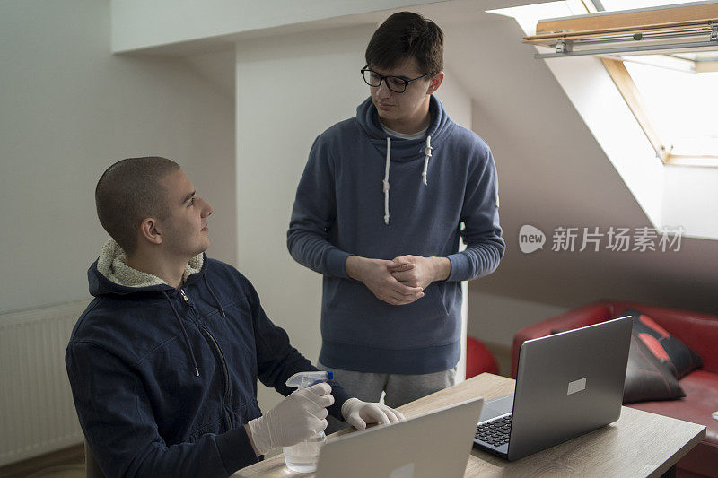 同事在工作前消毒双手，以防止冠状病毒的传播