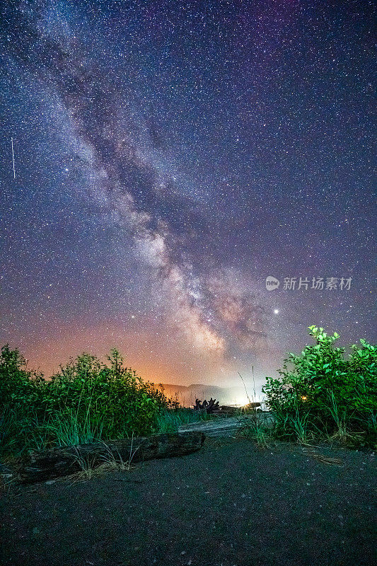 温哥华岛晚上的伦弗鲁港海滩