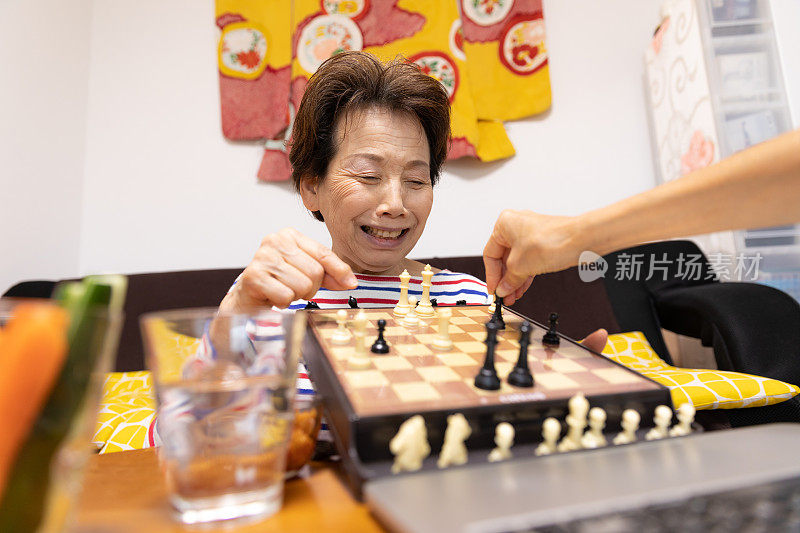 老女人在视频通话下象棋