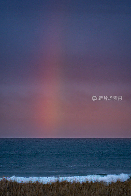 太平洋上空的彩虹美景