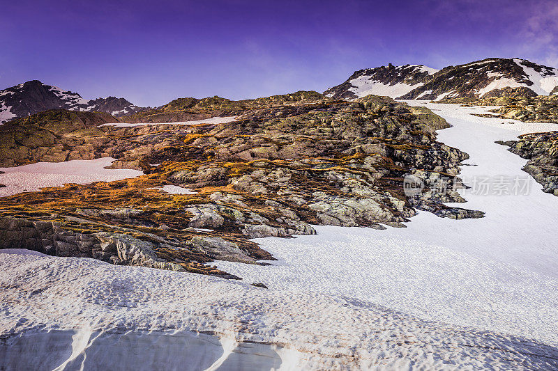 白雪皑皑的圣伯纳德大山口——瑞士和意大利边境