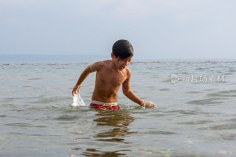 男孩夏天的乐趣在海上