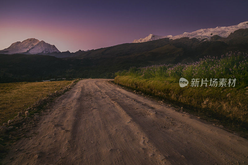 秘鲁，瓦拉兹附近的安第斯山脉，通往科迪勒拉布兰卡山谷和华斯卡兰山脉的乡村公路