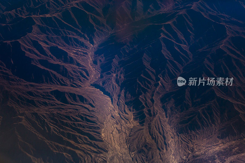 鸟瞰图的秘鲁安第斯山脉和河流，戏剧性的风景-秘鲁