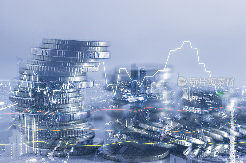 双重曝光城市与排硬币堆叠与增长股票图表和图表进度报告，为企业投资金融银行和储蓄概念。