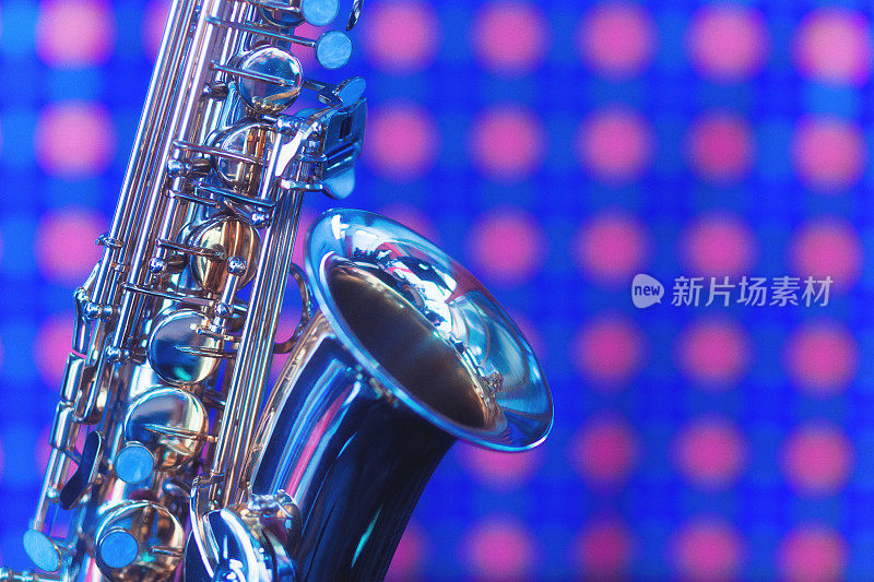 中音萨克斯乐器代表爵士乐、流行音乐或蓝调音乐