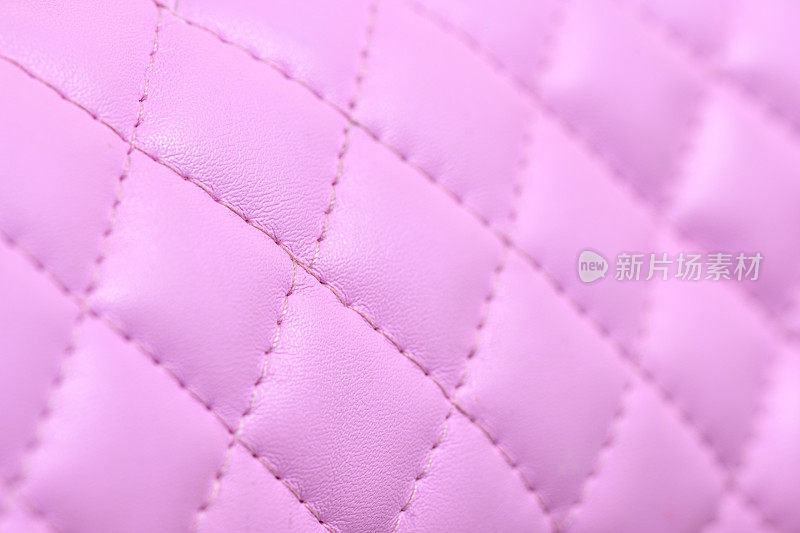 抽象墙纸背景:粉色绗缝皮革