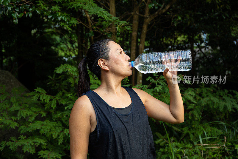 炎炎夏日户外女子饮水