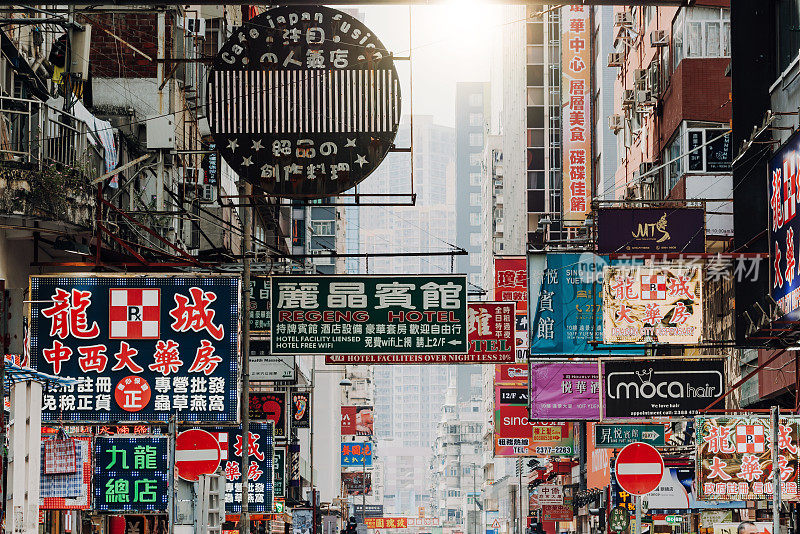 旺角区香港街景，有许多招牌