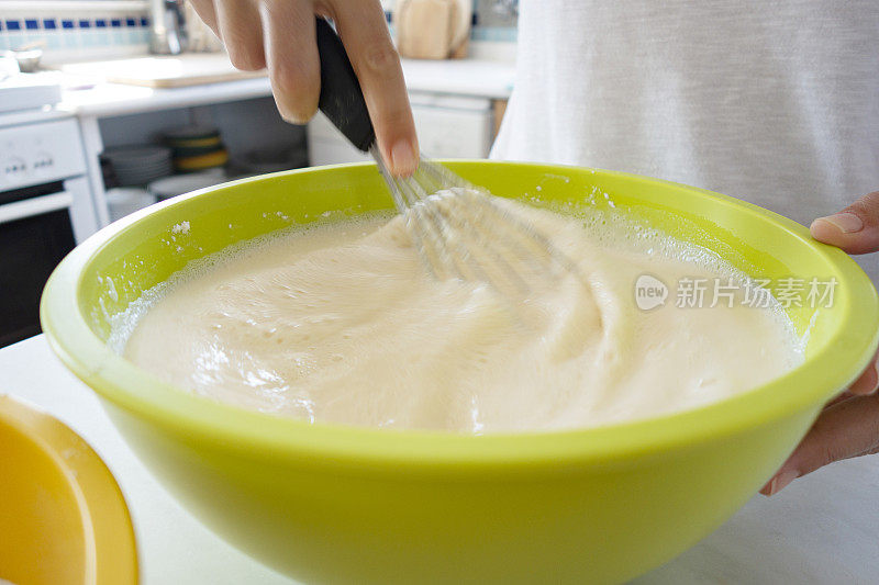 女子准备煎饼面糊