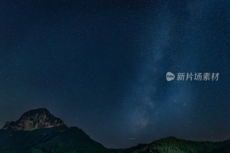 星空下的山