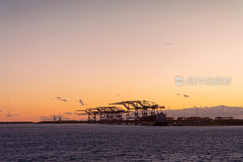 巴塞罗那港。观景最大的商业、工业、物流港。西班牙日落黄昏剪影