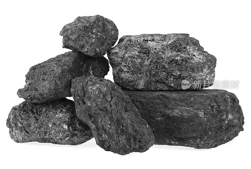 一堆孤立在白色背景上的黑色煤炭。工业开采煤炭。