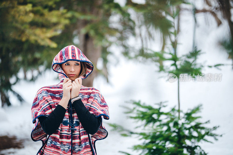 女人在雪中感到寒冷