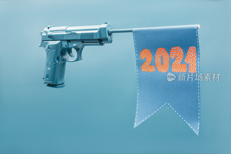 玩具枪的枪管上挂着写着“2021”的旗帜