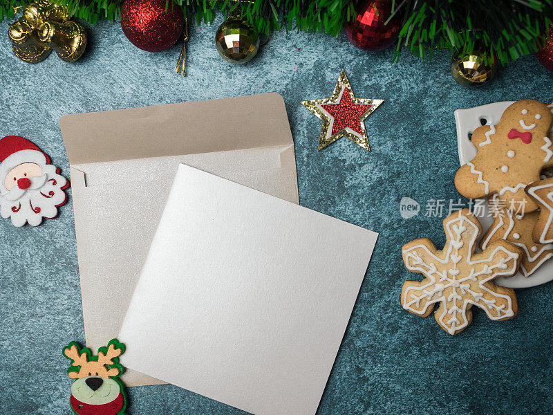 圣诞背景上的空白信封