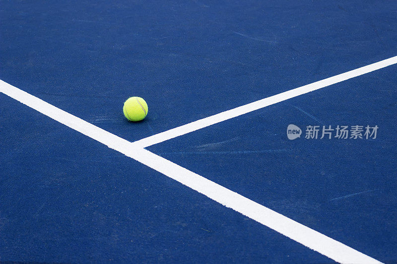 网球场上的网球。蓝色的坚硬的表面。