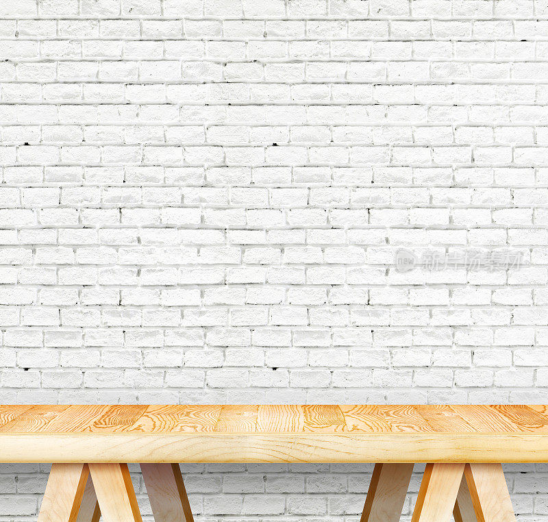 空空的木头现代桌子和肮脏的白色砖墙