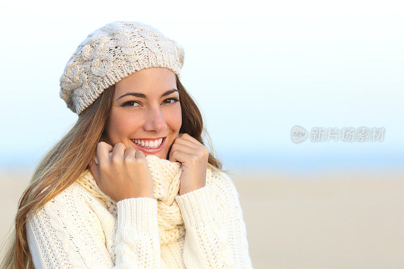 女人在冬天微笑着拥有一口完美的白牙齿