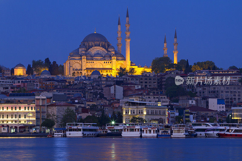 暮色中的苏莱曼清真寺，前景是金角清真寺，土耳其伊斯坦布尔。