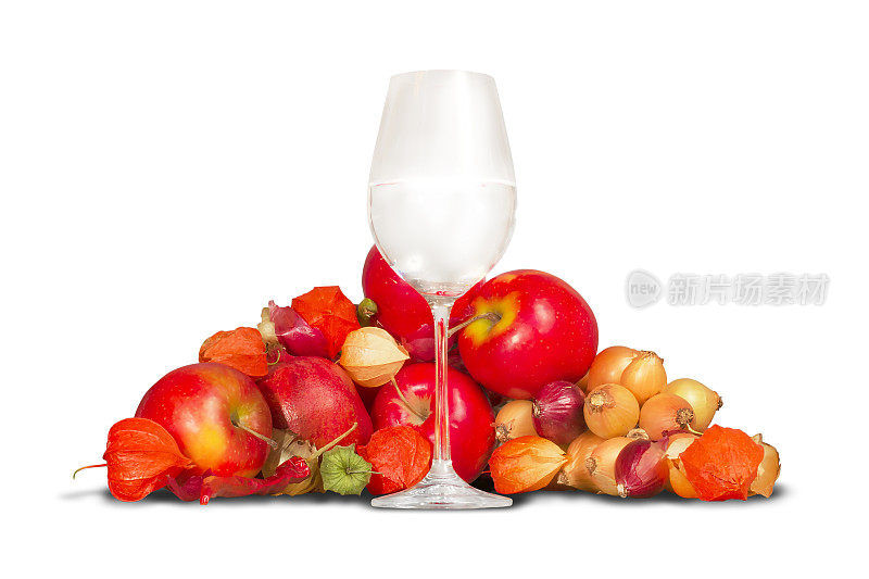 一杯水和一组成熟的水果和蔬菜