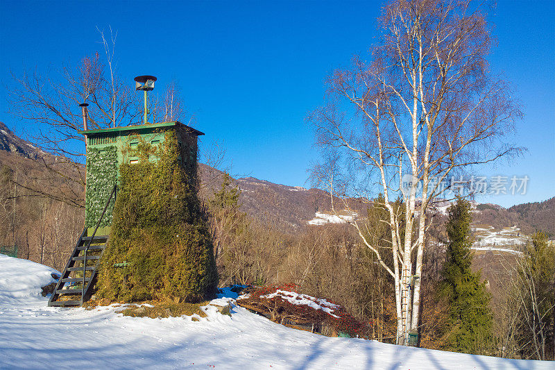 冬天在山上打猎用的伪装的小木屋