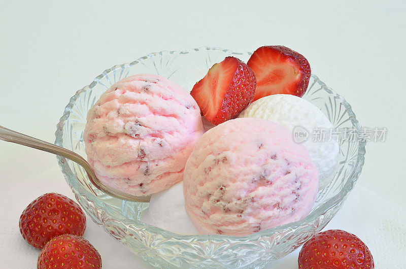 草莓冰淇淋和香草冰淇淋加新鲜草莓