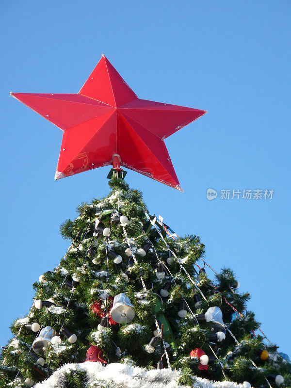 红星在树顶上。圣诞装饰