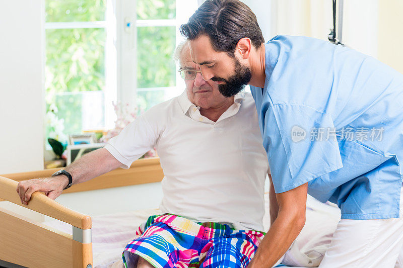 老年护理护士帮助老人从轮椅上到床上