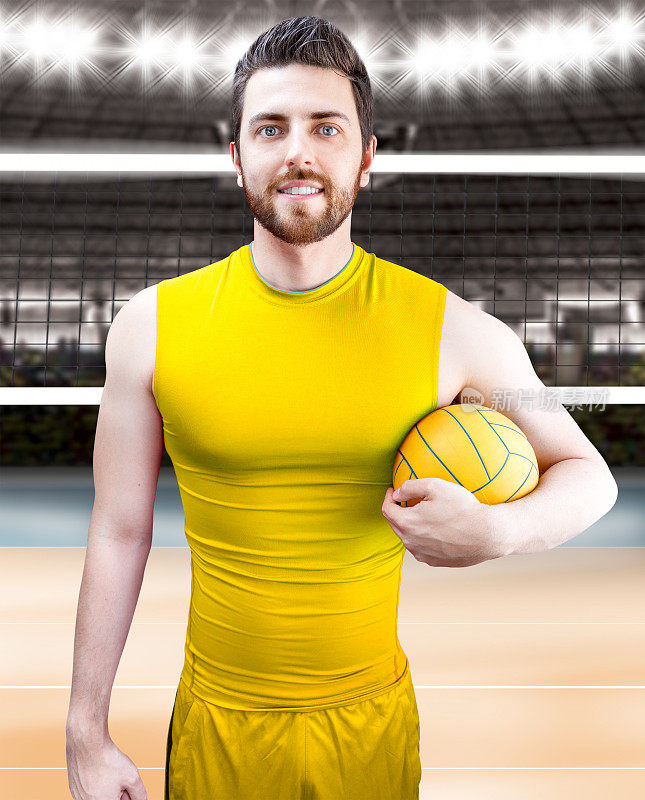 在球场上，排球运动员穿着黄色制服