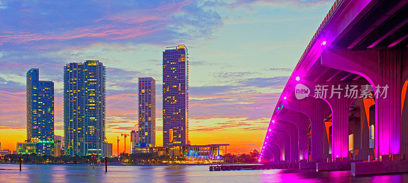 日落时分的佛罗里达迈阿密，五彩缤纷的天际