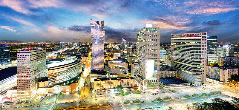 日落时分，波兰华沙拥有现代化摩天大楼