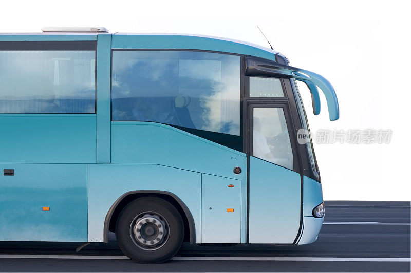 蓝色旅游巴士被白色隔离。