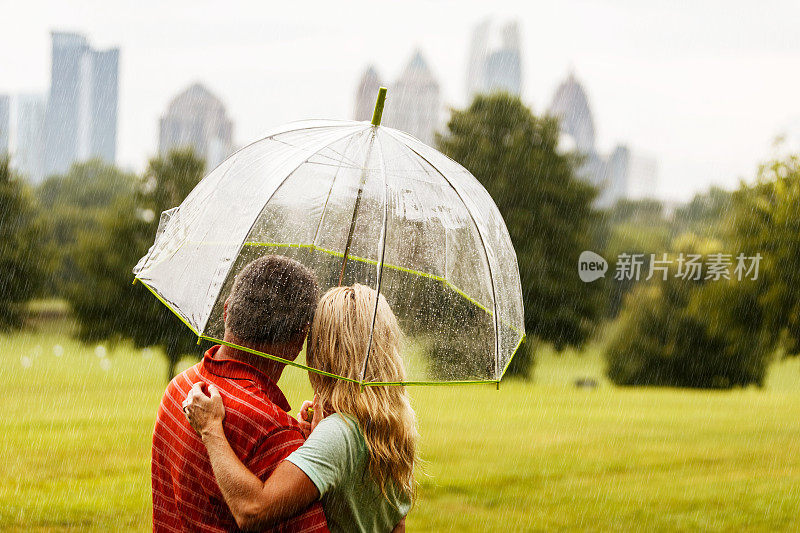 一对情侣在佐治亚州亚特兰大公园的伞下