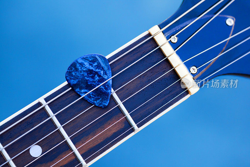 蓝色吉他拨弦