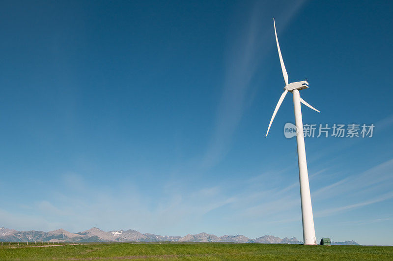 风力发电机与山景
