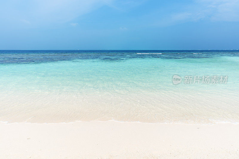 沙滩上的海浪涌向岸边