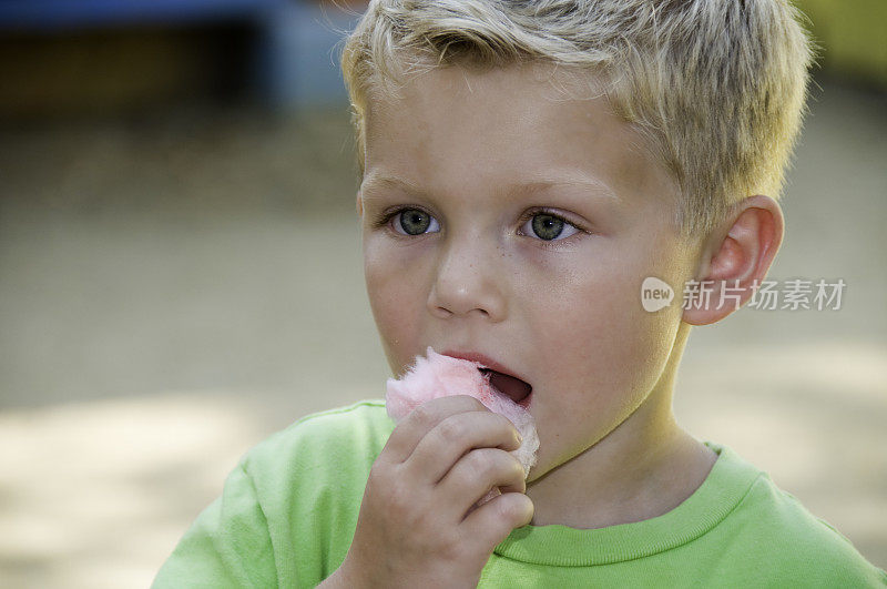 吃棉花糖的小男孩