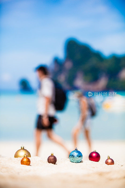 泰国科皮皮热带海滩上的圣诞装饰物