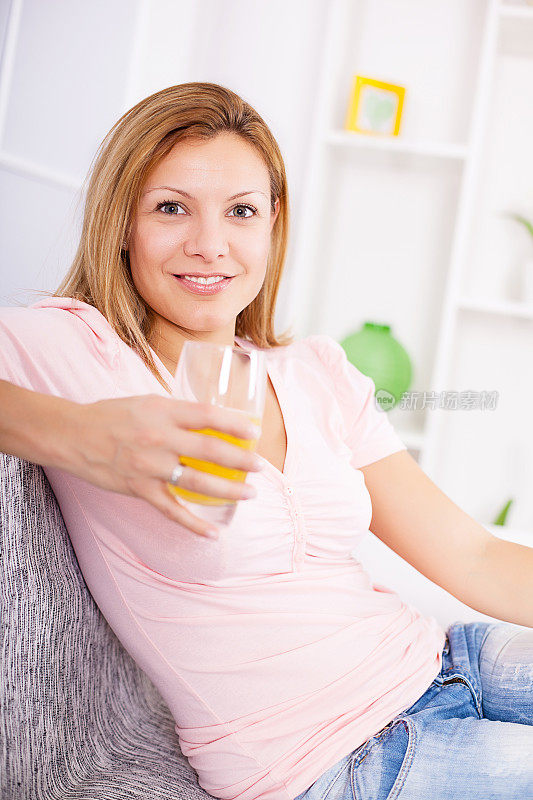 女人喝果汁。