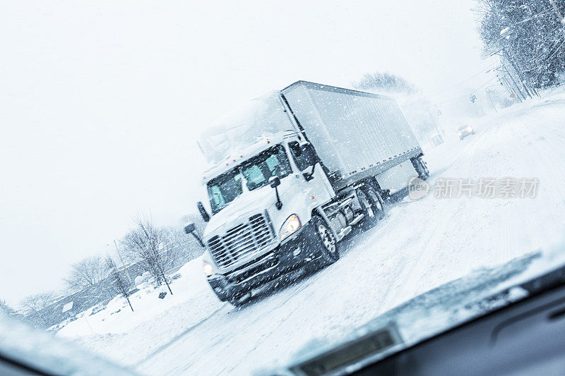 加速冬季暴风雪暴风雪拖车