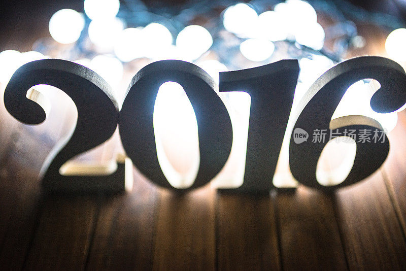 木制的2016年圣诞彩灯上的新年文字