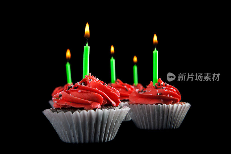 巧克力纸杯蛋糕，红色糖霜和火焰蜡烛
