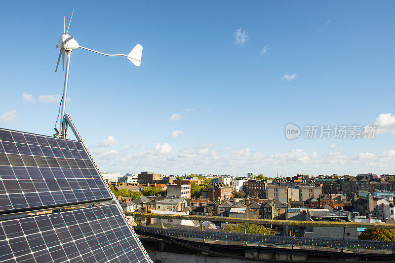 屋顶上的太阳能电池板，背景是都柏林城