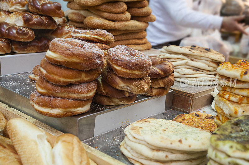 在以色列市场收集新鲜的烤面包和糕点