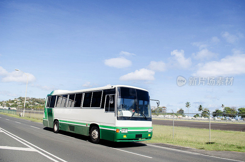 公共汽车上道路行驶