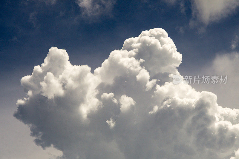 云类型学:在夏季季风雷暴期间的阴沉天空积云。