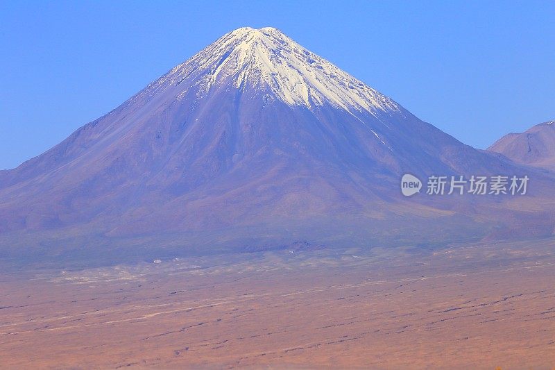 戏剧性的景观:利坎卡武尔雪山火山和田诗式的阿塔卡马沙漠草原，火山景观全景-圣佩德罗阿塔卡马，智利，Bolívia和阿根廷边境